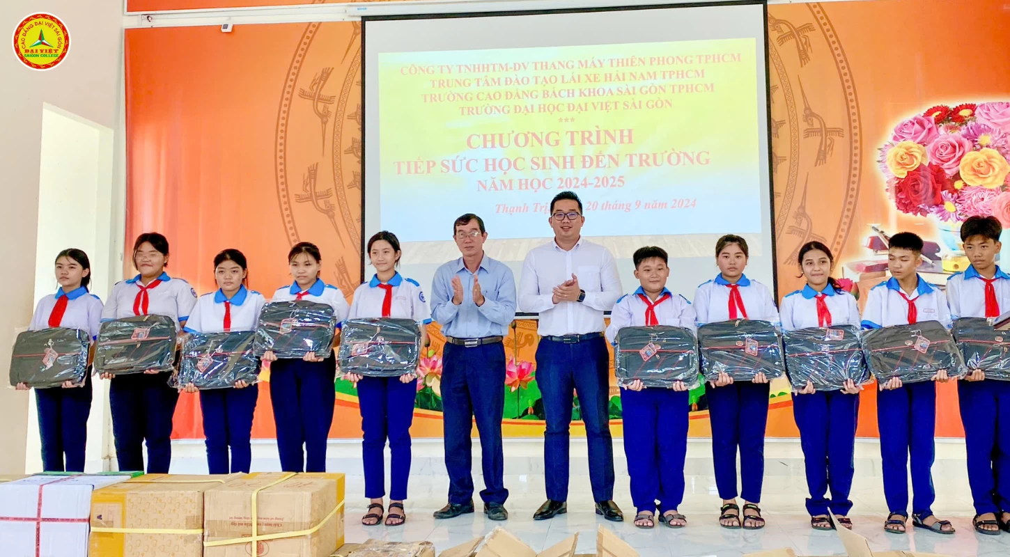 Nâng Bước Cho Em Đến Trường – Không Để Học Sinh Nghèo Phải Bỏ Học | Trường Cao Đẳng Đại Việt Sài Gòn