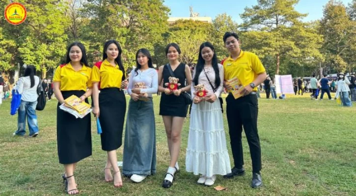 Phụ Huynh Gỡ Nỗi Lo Nhờ Các Gian Hàng Tư Vấn Tuyển Sinh | Trường Cao Đẳng Đại Việt Sài Gòn