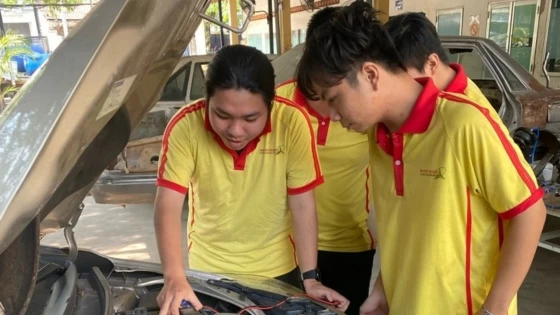 Sinh viên ngành Công nghệ ô tô, Trường Cao đẳng Đại Việt Sài Gòn đang thực hành