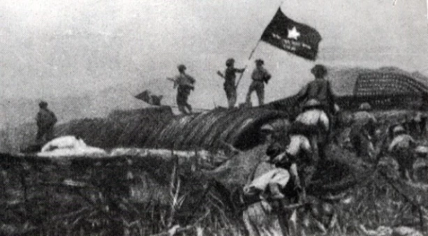 Chiều ngày 7/5/1954, lá cờ "Quyết chiến, quyết thắng" tung bay trên nóc hầm De Castres, đánh dấu thắng lợi của chiến dịch Điện Biên Phủ lịch sử (Ảnh: Tư liệu TTXVN)