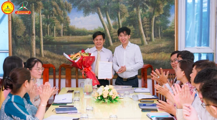 ThS.BS. Đỗ Ngọc Chánh nhận hoa và Quyết định bổ nhiệm làm Phó Hiệu trưởng từ TS. Lê Lâm