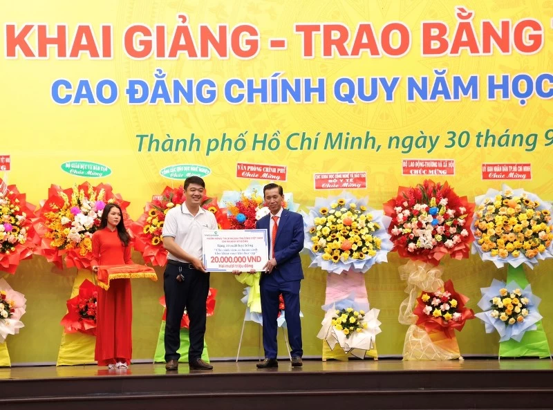 TS Lê Lâm, Hiệu trưởng Trường Cao đẳng Đại Việt Sài Gòn tiếp nhận học bổng từ các mạnh thường quân hỗ trợ cho sinh viên