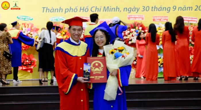 TS Lê Lâm, Hiệu trưởng Trường Cao đẳng Đại Việt Sài Gòn trao băng tốt nghiệp cho sinh viên tại buổi lễ