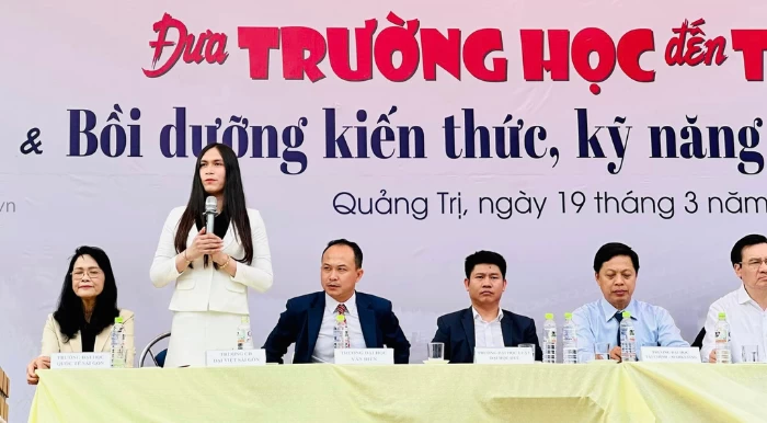 Cô Nguyễn Hoàng Tiên chia sẽ tại chương trình “Đưa trường học đến thí sinh” do Báo Người Lao Động tổ chức