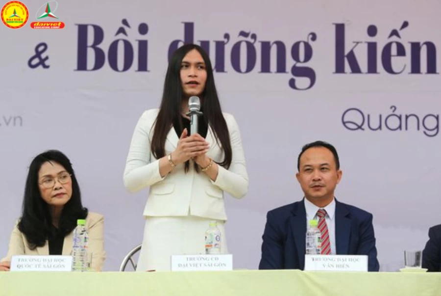 Cô Nguyễn Hoàng Tiên – Phó Giám đốc Tuyển sinh – Truyền thông Hệ thống Giáo dục Đại Việt giải đáp thắc mắc của nhiều thí sinh