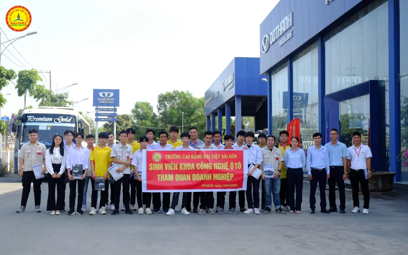 Sinh viên ngành công nghệ ô tô tham quan thực tế tại các doanh nghiệp