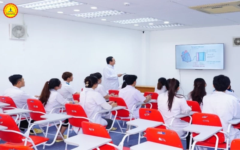 Y sỹ đa khoa Trường Cao đẳng Đại Việt Sài Gòn