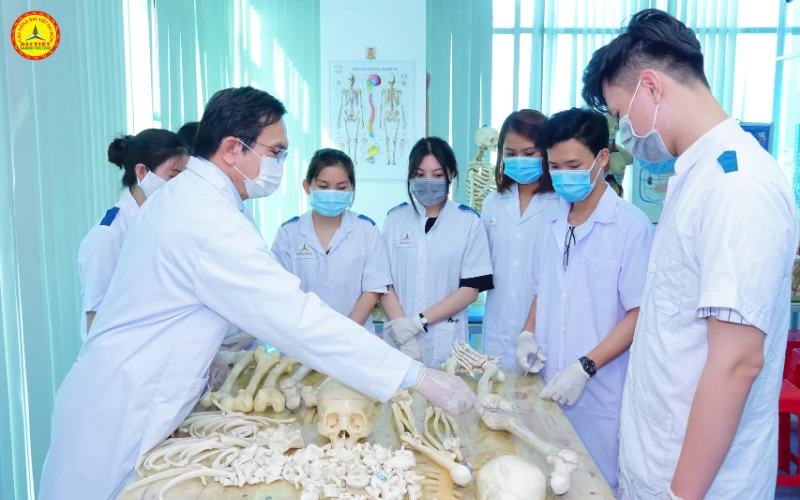 Y sỹ đa khoa Trường Cao đẳng Đại Việt Sài Gòn
