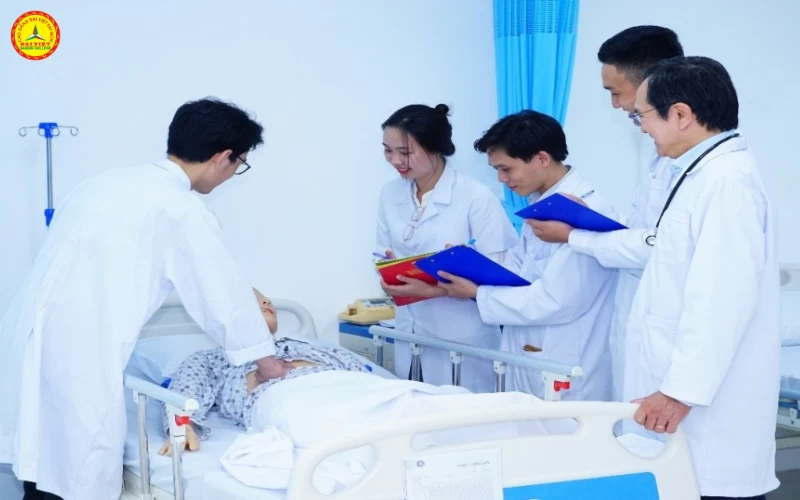 Y sỹ đa khoa Trường Cao đẳng Đại Việt Sài Gòn