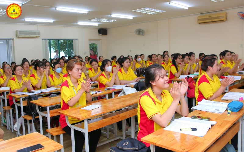Giáo dục mầm non có vai trò đặc biệt quan trọng trong hệ thống giáo dục quốc dân, trong chiến lược phát triển nguồn nhân lực, phát triển con người Việt Nam. Xây dựng, phát triển con người cần phải đặt nền móng từ những năm đầu đời.