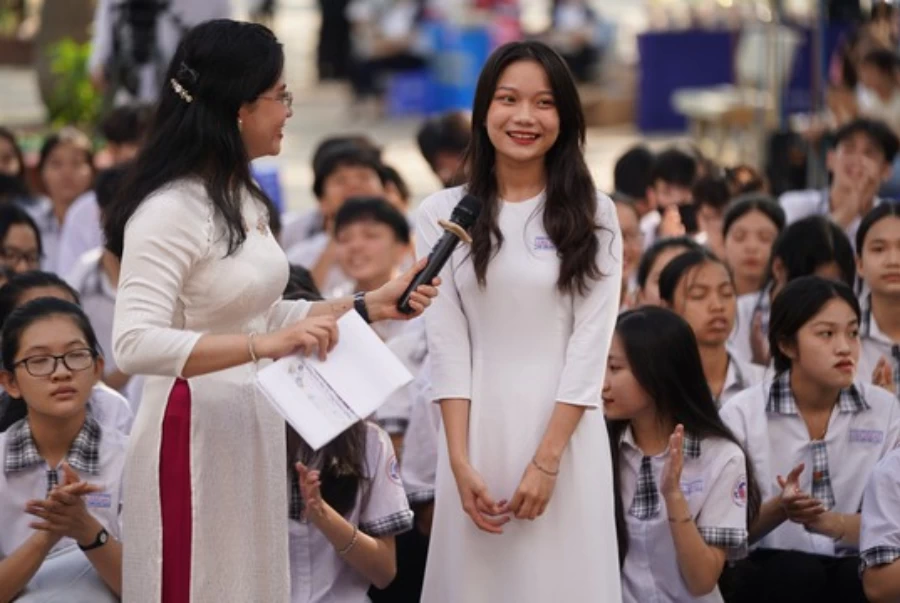Học sinh Ninh Thuận tham gia đặt câu hỏi cho ban tư vấn