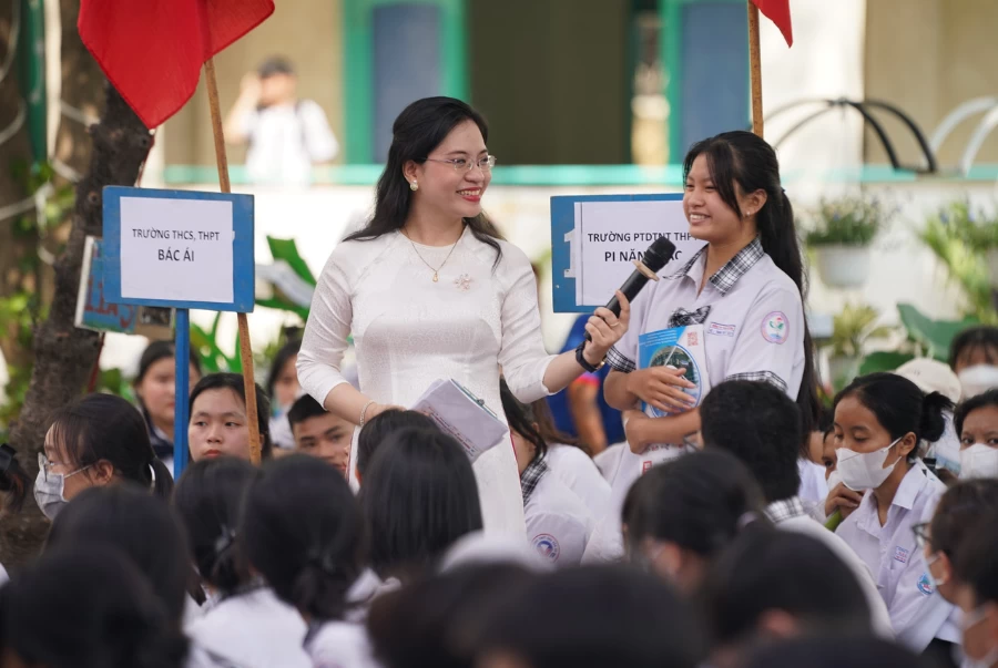 Đến tham dự, có hơn 1.800 học sinh THPT trên địa bàn tỉnh Ninh Thuận