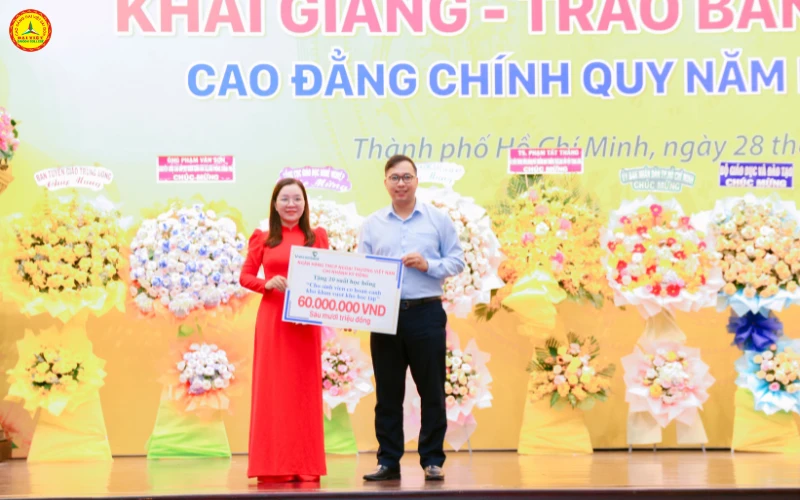 Trao bằng Tốt nghiệp Trường Cao đẳng Đại Việt Sài Gòn