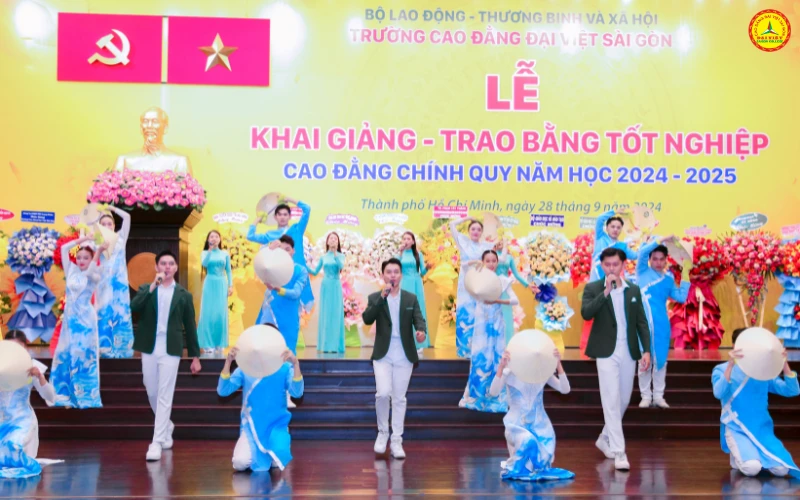 Trao bằng Tốt nghiệp Trường Cao đẳng Đại Việt Sài Gòn