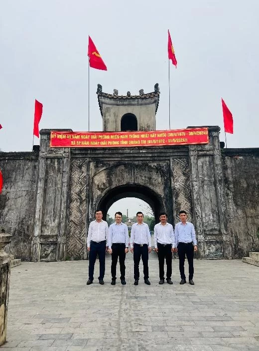 Đoàn công tác của Trường Cao đẳng Đại Việt Sài Gòn dâng chụp ảnh lưu niệm tại Đài tưởng niệm, mộ chung các liệt sĩ tại Thành cổ Quảng Trị