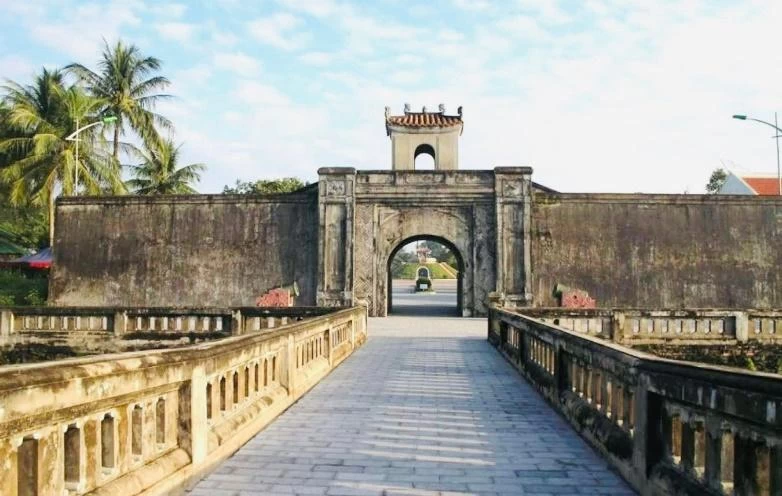 Cổng thành và Đài tưởng niệm, mộ chung các liệt sĩ tại Thành cổ Quảng Trị