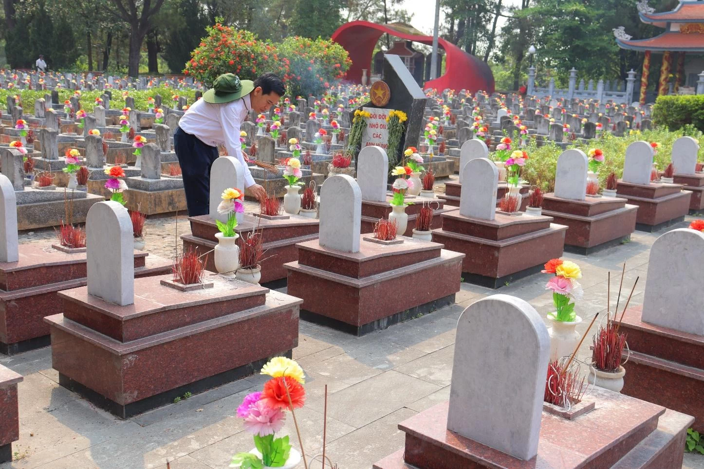 Tiến sĩ Lê Lâm - Hiệu trưởng, Trường Cao đẳng Đại Việt Sài Gòn thắp hương tưởng niệm tại mộ các liệt sĩ, Nghĩa trang liệt sĩ quốc gia Trường Sơn