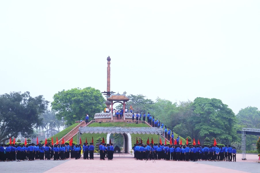 Đoàn công tác của Trường Cao đẳng Đại Việt Sài Gòn dâng chụp ảnh lưu niệm tại Đài tưởng niệm, mộ chung các liệt sĩ tại Thành cổ Quảng Trị
