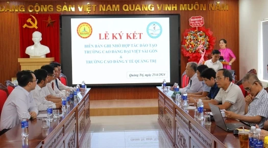 Đại diện lãnh đạo Trường Cao đẳng Đại Việt Sài Gòn và Trường Cao đẳng Y tế Quảng Trị tại buổi Lễ ký kết
