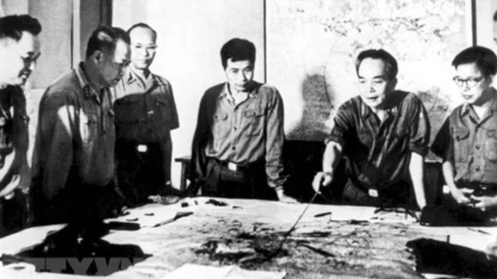 Đại tướng Võ Nguyên Giáp cùng các đồng chí trong Quân ủy Trung ương duyệt phương án tác chiến Chiến dịch Hồ Chí Minh (Hà Nội, tháng 4/1975). (Ảnh: TTXVN)