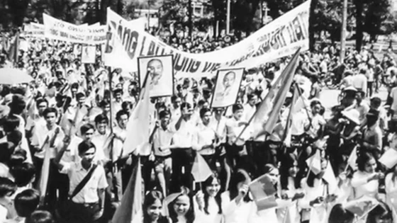 Sài Gòn rợp cờ hoa, biểu ngữ mừng chiến thắng. Ảnh tư liệu