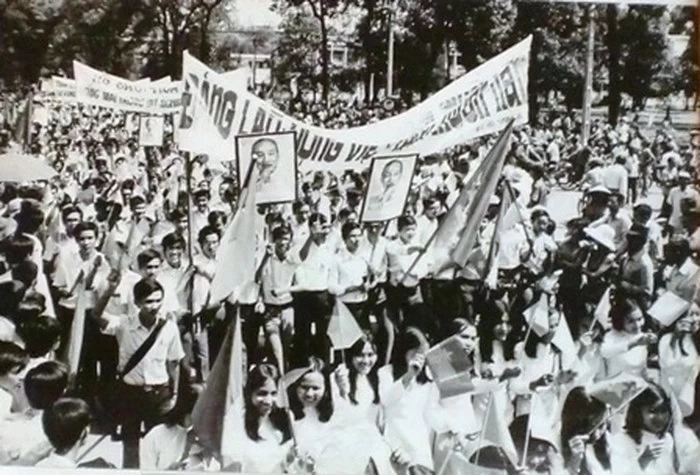 Sài Gòn rợp cờ hoa biểu ngữ ăn mừng chiến thắng