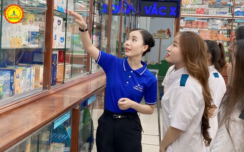 Sinh viên ngành Dược Trường Cao đẳng Đại Việt Sài Gòn thực tập tại nhà thuốc Long Châu