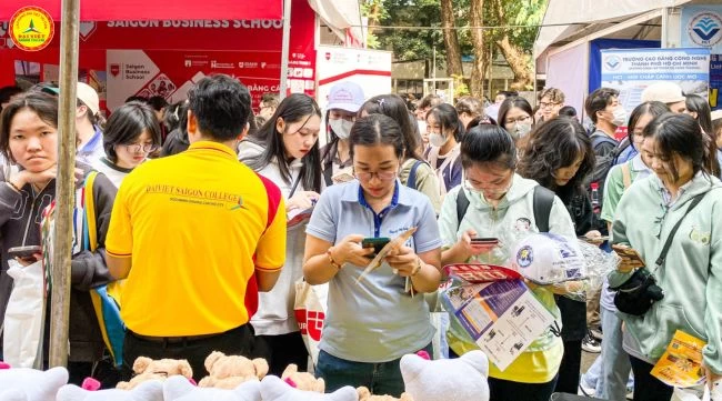 Phụ Huynh Gỡ Nỗi Lo Nhờ Các Gian Hàng Tư Vấn Tuyển Sinh