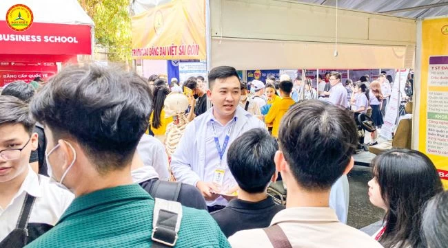 Phụ Huynh Gỡ Nỗi Lo Nhờ Các Gian Hàng Tư Vấn Tuyển Sinh