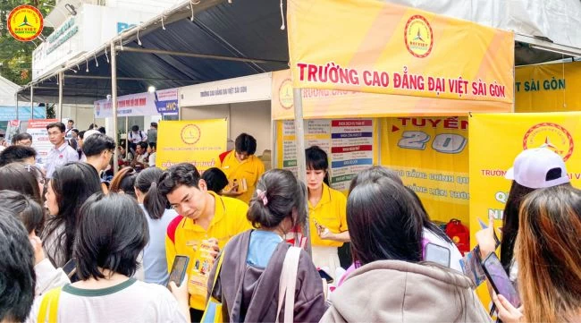 Phụ Huynh Gỡ Nỗi Lo Nhờ Các Gian Hàng Tư Vấn Tuyển Sinh