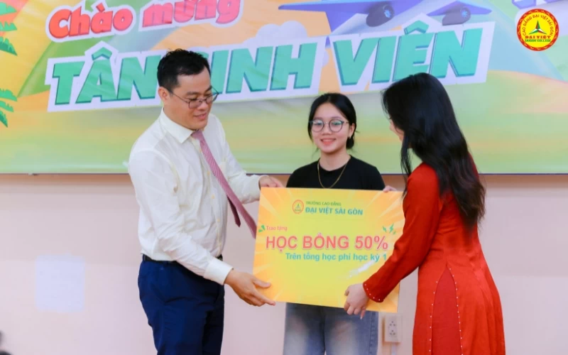 Thạc sĩ Dương Công Hiếu trao học bổng cho sinh viên đại việt sài gòn