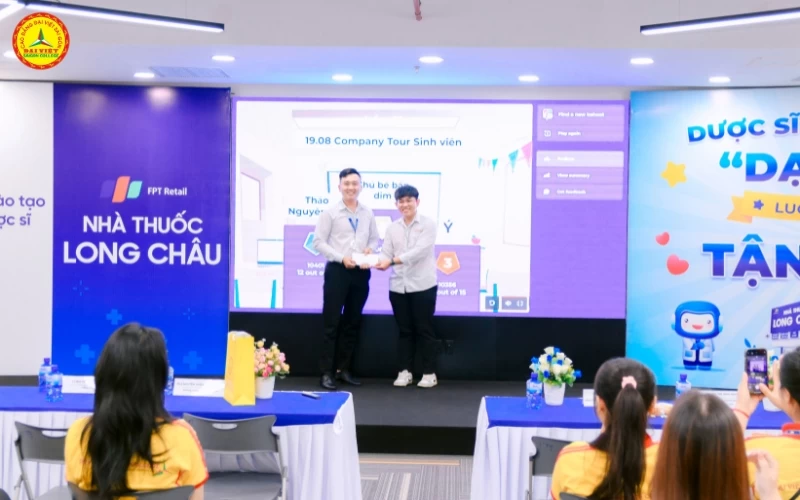 sinh viên khoa y dược tham quan FPT Long Châu