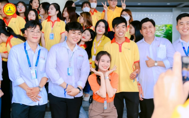 sinh viên khoa y dược tham quan FPT Long Châu
