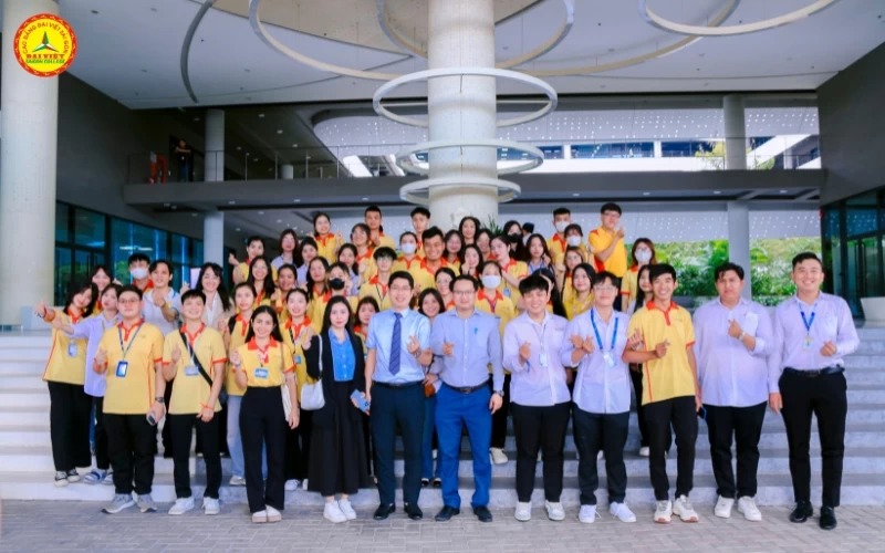 sinh viên khoa y dược tham quan FPT Long Châu