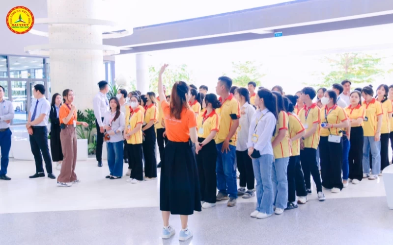 sinh viên khoa y dược tham quan FPT Long Châu