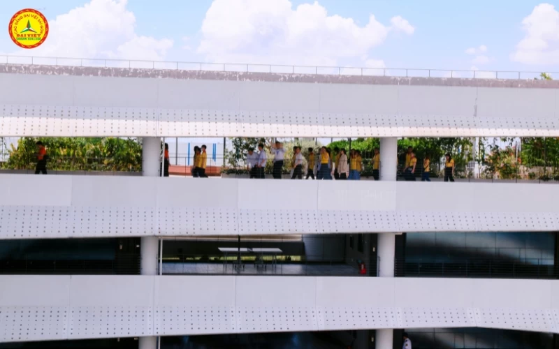 sinh viên khoa y dược tham quan FPT Long Châu