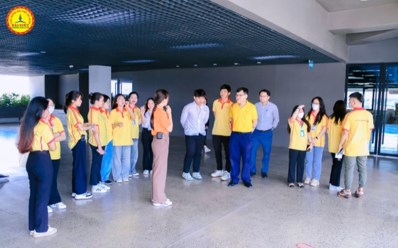sinh viên khoa y dược tham quan FPT Long Châu