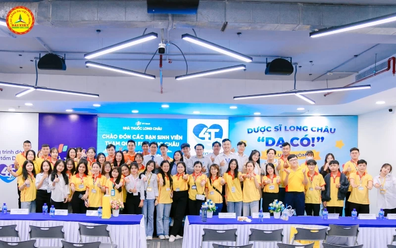 sinh viên khoa y dược tham quan FPT Long Châu