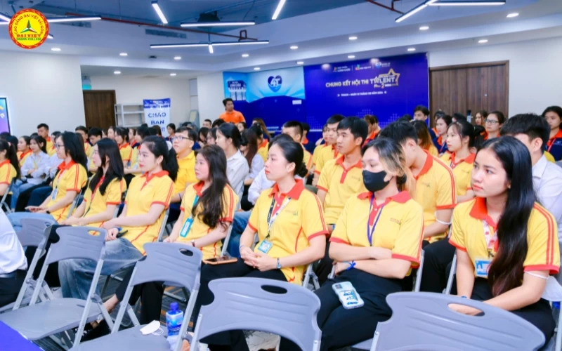 sinh viên khoa y dược tham quan FPT Long Châu