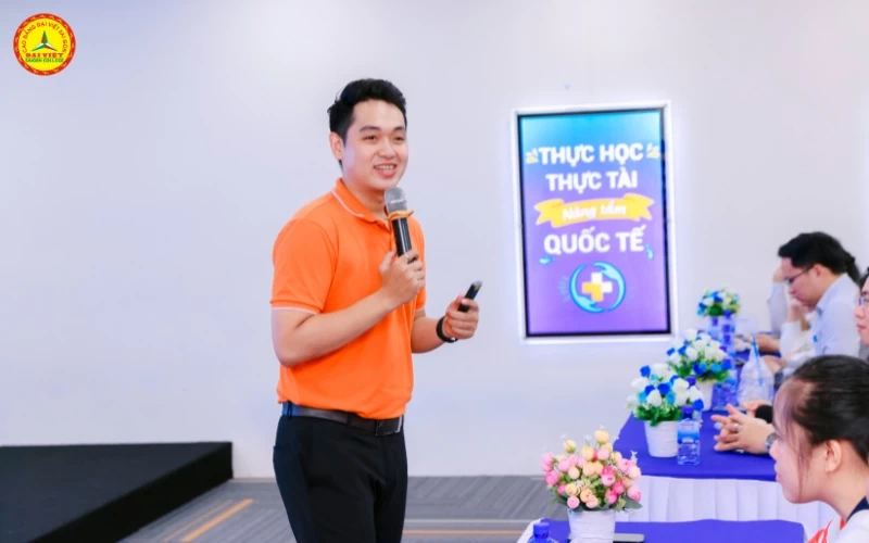 sinh viên khoa y dược tham quan FPT Long Châu