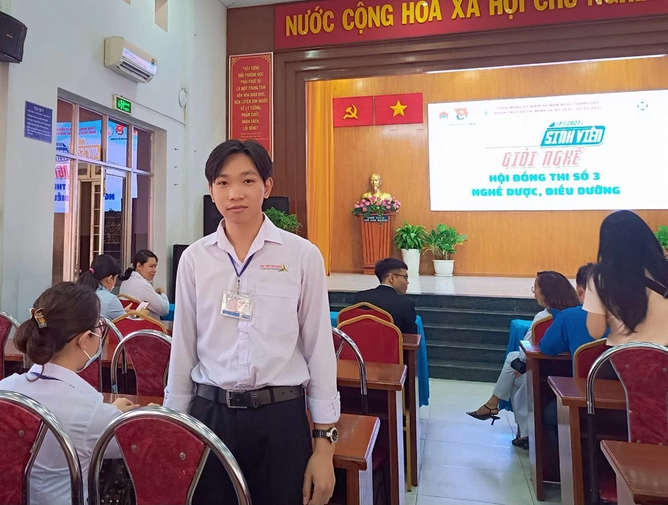 Thí sinh Lê Huỳnh Trọng Nghĩa tự tin trong phần thi giao tiếp tiếng Anh