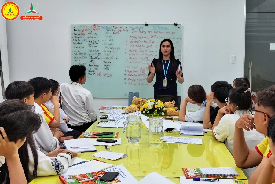 Cô Nguyễn Hoàng Tiên – Giám đốc Tuyển sinh – Truyền thông Hệ thống trực tiếp hướng dẫn các bạn học viên