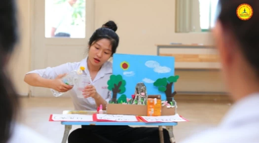 Thạc sĩ Lê Thị Bích Thảo - Phụ trách Khoa Sư phạm (áo đen bên phải), Trường Cao đẳng Đại Việt Sài Gòn có những chia sẻ xoay quanh nội dung trên.