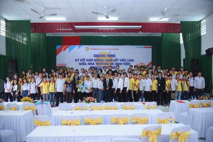 Trường Cao đẳng Đại Việt Sài Gòn tổ chức Chương trình Ký kết hợp đồng cam kết việc làm giữa nhà trường và sinh viên