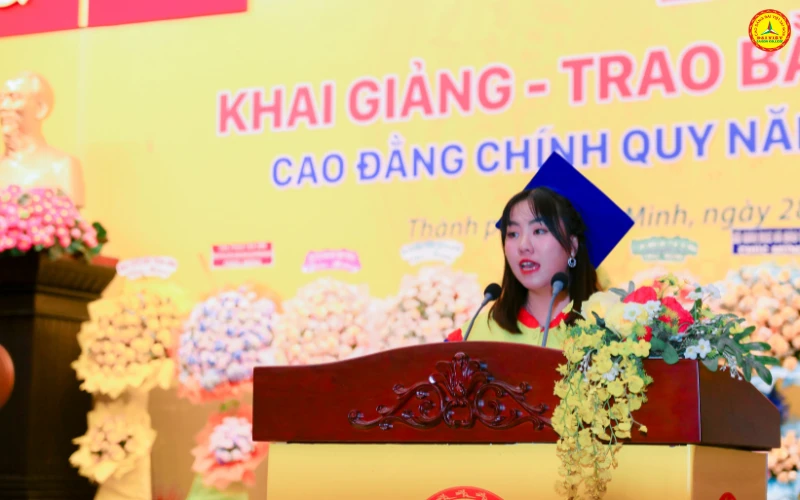 Trao bằng tốt nghiệp trường cao đẳng đại việt sài gòn