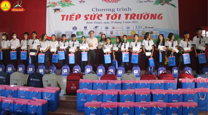 ThS. Dương Công Hiếu và lãnh đạo Phòng GD&ĐT huyện Bắc Bình trao quà cho học sinh