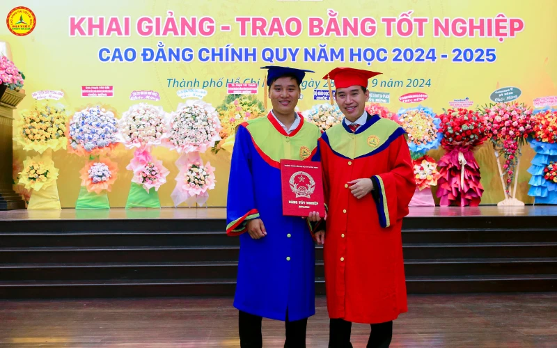 Trao bằng tốt nghiệp trường cao đẳng đại việt sài gòn