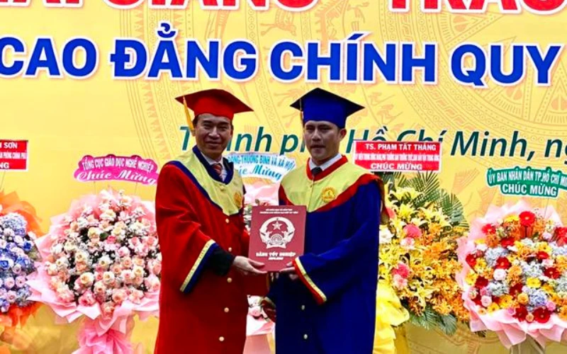 Trao bằng tốt nghiệp trường cao đẳng đại việt sài gòn