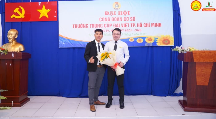 Đồng chí Nguyễn Thanh Quí (bên phải) đắc cử Chủ tịch Công đoàn nhiệm kỳ mới
