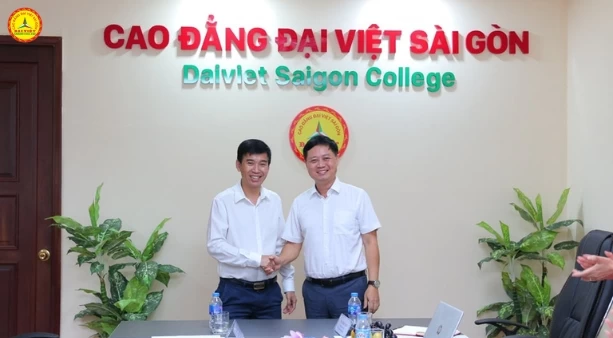 Tiến sĩ Lê Lâm - Hiệu trưởng Trường Cao đẳng Đại Việt Sài Gòn chụp ảnh cùng đồng chí Lê Huy Nam - Vụ trưởng Vụ Giáo dục Ban Tuyên giáo Trung ương